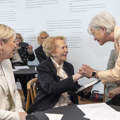Vigdís tók við bók með leikritaþýðingum sínum á 95 ára afmælisdaginn
